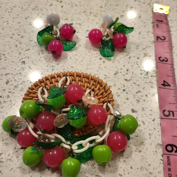 FINAL $ Vintage ๐ Cherries & Green Apples ๐ on Rattan Disc Brooch and Earrings - Picture 2 of 4